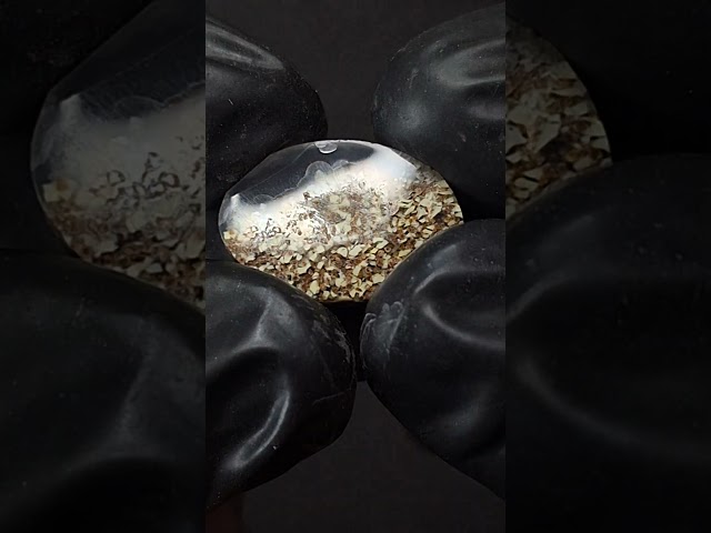 حجر عقيق خامتين في حجر طبيعي