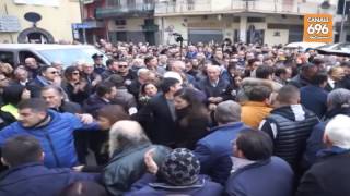 l-addio-al-boss-delle-cerimonie-tra-colombe-e-rose