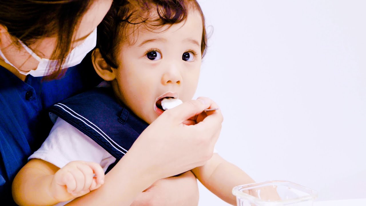 赤ちゃんが産まれて初めてヨーグルトを食べた時の反応