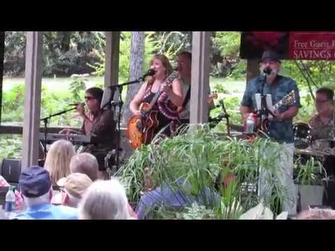 Loose Shoes Band's Music fills the Gardens
