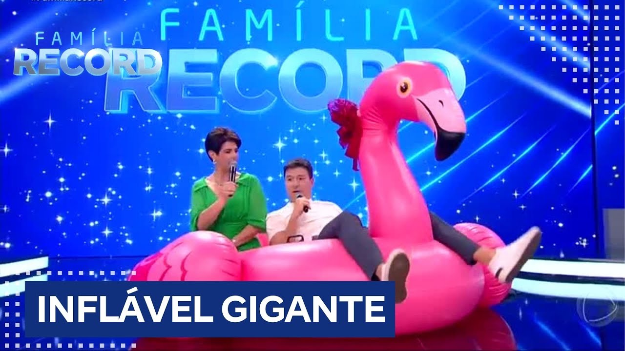 Rodrigo Faro ganha boia de flamingo gigante de Mariana Godoy