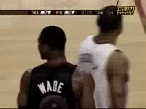 Dwyane Wade dunk on Rodney Carney