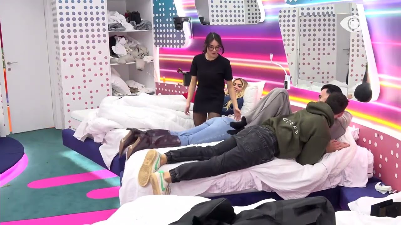 Stelina dhe Angelo i hidhen në krevat Kristit, të qeshura mes banorëve