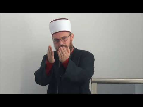 Pse Hoxhë Abdyl Fuga në Hutbe e ngret gishtin tregues lartë?