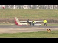 Sportvliegtuig maakt buiklanding op vliegveld Lelystad.