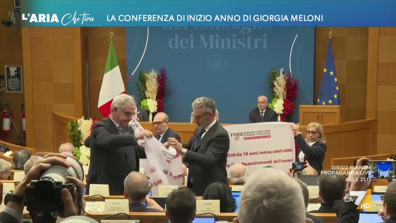 La conferenza di inizio anno di Giorgia Meloni inizia con la protesta dei giornalisti: il video