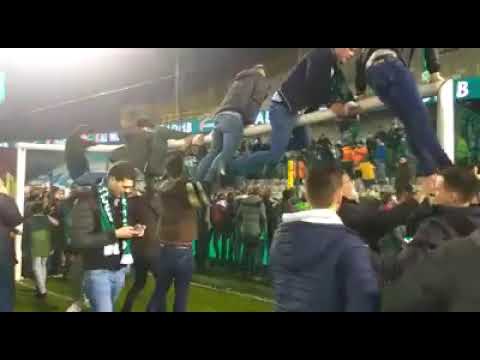 Cercle fans vieren en provoceren voor de neus van de Beerschot fans na promotie in D1A