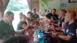 Video Nad mostem svítá