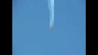 preview picture of video 'Houston airshow goin right over my house.'