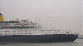 preview picture of video 'Saga Ruby towed back to City Cruise Terminal today 23/1/13'