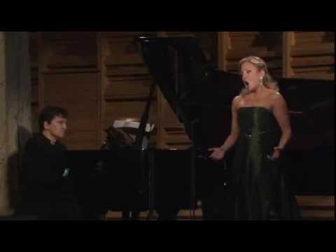 Christiane Karg sings Alban Berg - Die Nachtigall