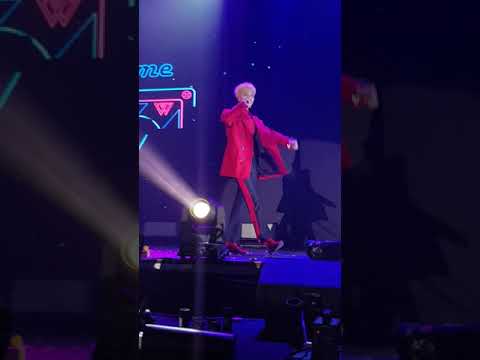 LOVE ME LOVE ME - WINNER giving out HEARTS 💙💙