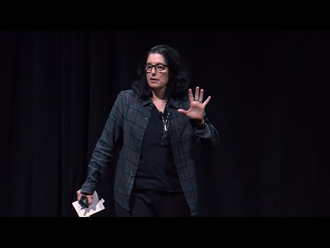 Tina Landau, ομιλία Everything and All at Once (A SpongeBobian Approach to Art and Life) [Τα πάντα και όλα μαζί ταυτόχρονα (Μια προσέγγιση στην τέχνη και τη ζωή à la Μπομπ Σφουγγαράκης)] στο TEDxBroadway, 15 Μαΐου 2017. Η Αμερικανίδα σκηνοθέτρια, συγγραφέας και θεωρητικός του θεάτρου, συνδημιουργός της μεθόδου των Οπτικών μαζί με την Anne Bogart και συνσυγγραφέας του εγχειριδίου The Viewpoints Book (2005), παρουσιάζει τις δημιουργικές αρχές που διέπουν την προσέγγισή της στο θέατρο, με αφορμή τη σύλληψη και σκηνοθεσία του μιούζικαλ The SpongeBob Musical [Μπομπ ο Σφουγγαράκης, το Μιούζικαλ] (2016). Η ομιλία αξιοποιεί τη φιγούρα του Μπομπ του Σφουγγαράκη ως μεταφορά της ταυτόχρονης πολλαπλής αντίληψης και επιτελεστικής επαγρύπνησης που χαρακτηρίζει τη μέθοδο των Οπτικών.
