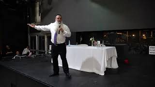 הרב יגאל כהן - ראש השנה - תודה פותחת את כל השערים (בית שמש) (ארגון ענפים) - התמונה מוצגת ישירות מתוך אתר האינטרנט יוטיוב. זכויות היוצרים בתמונה שייכות ליוצרה. קישור קרדיט למקור התוכן נמצא בתוך דף הסרטון