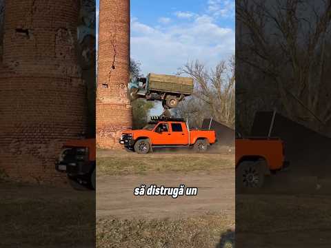Să-l dărâme în mod obișnuit era prea banal, așa că a decis să intre direct cu un camion în el!