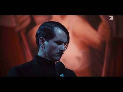 Hatler singt Karaoke in dem Film Neues vom Wixxer