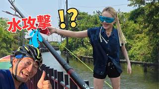 ライギョ釣り中に水攻撃!? ソンクラン突入で大騒ぎ｜Street Fishing Meets Songkran!