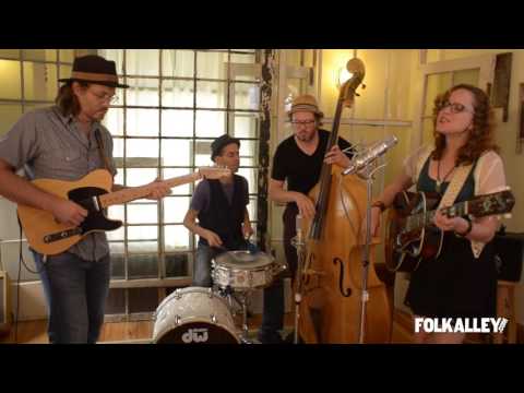 Folk Alley Sessions: Miss Tess & The Talkbacks - "Little Lola"