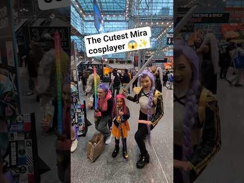 When the cutest Mira cosplayer found me at New York Comic Con 😱 #kpopdemonhunters #huntrix #cosplay