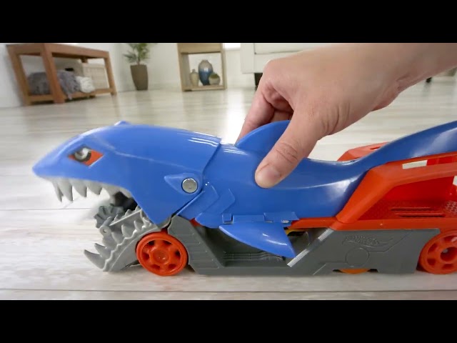 Vídeo relacionado con Hot Wheels Tiburón mastica Coches, Guarda y transporta hasta 5 Coches de Juguete Die-Casts (Mattel GVG36)