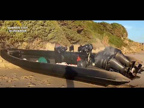 Perseguida por tierra, mar y aire, interceptada una "goma" con petacas de gasolina en Punta Paloma