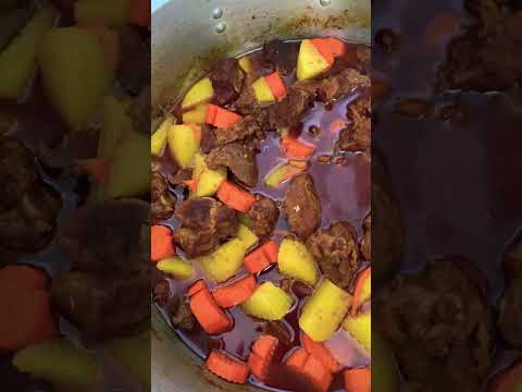 thịt bò kho củ cà rốt và khoai tây chấm bánh mì