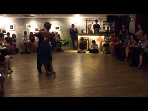  Roxana Suarez  and  Sebastian Achaval  are  dancing  to  the  milonga  "  De Antano  "