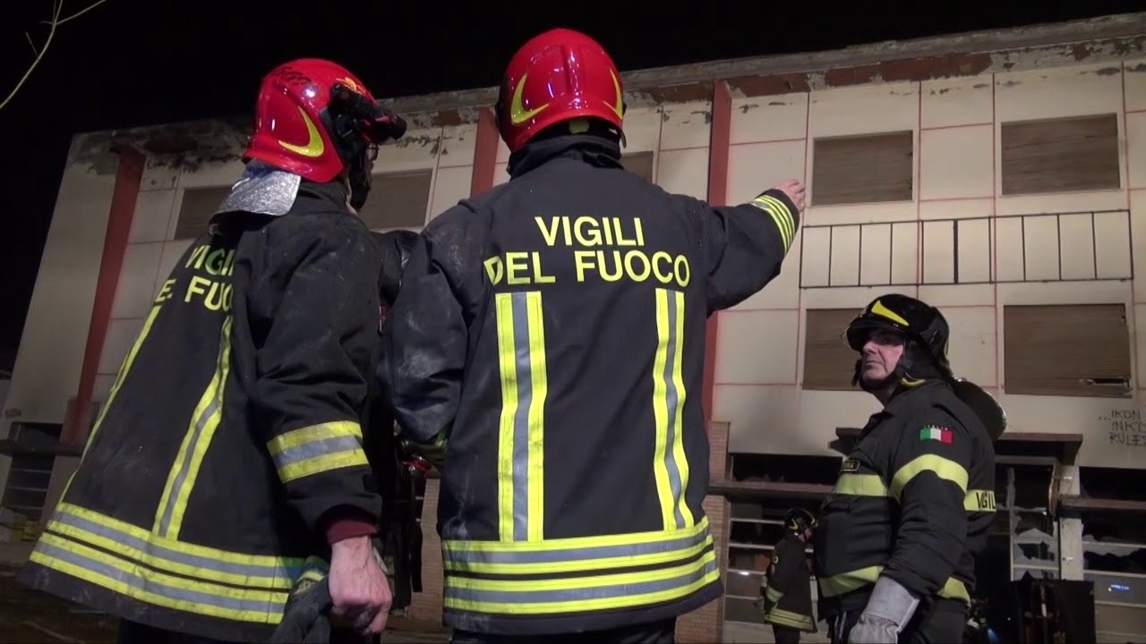 CERVIA: Esplosioni e fiamme nella ex colonia di via Stromboli | VIDEO