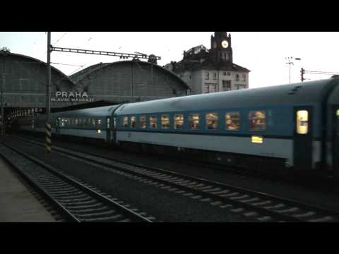 Retro Gorila 350.004 Hugo na EC 274 SLOVAN prichádza do stanice Praha - hlavní nádraží