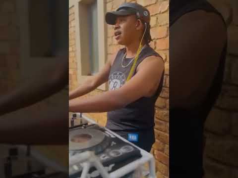 That bass drop will make you twitch 🔥 🤣 💯 #flo_ssii_ #dj #amapiano #bastraata #johannesburg #reels