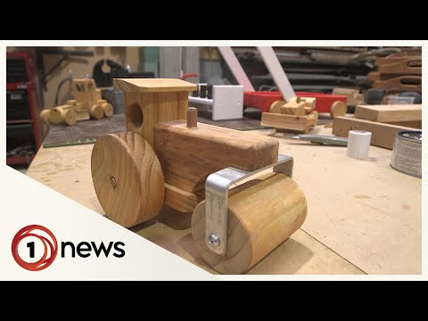 Aposentada em Christchurch fabrica brinquedos de madeira para crianças