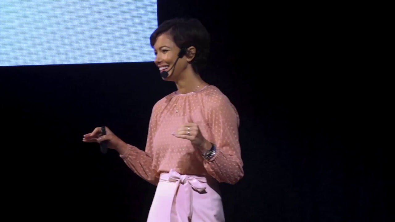 Quem sou eu? Sobre identidade e recomeços | Juliana Goes | TEDxSantos