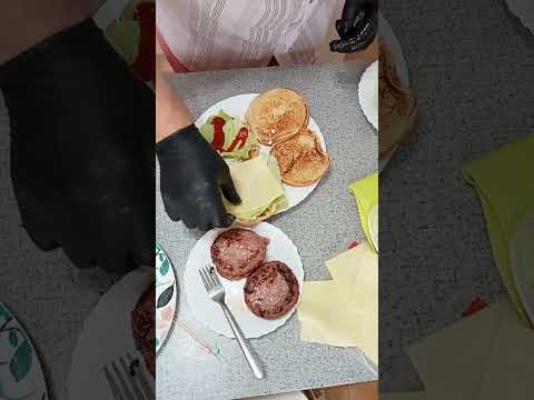 greita vakarienė su kotletu,sūriu,kiaušiniene ir daržovėm #shorts #mėsa #sūris #daržovės