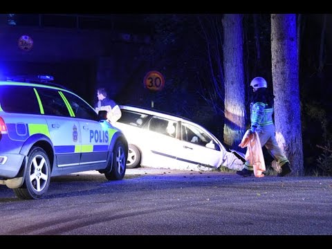 160616 Stugsund: Bil körde in i träd under efterföljande