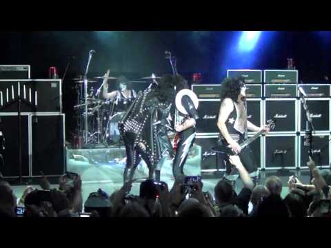 Kiss Cold Gin Kiss Kruise V indoor show night one