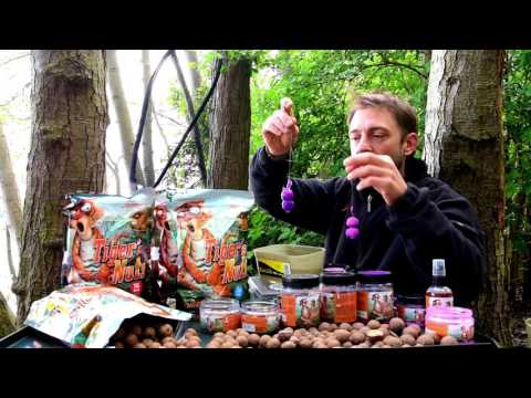 Boilies and bait in use | Robin Illner presents food for carp.