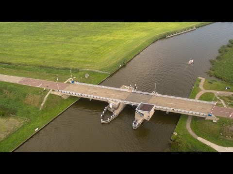 103. Luchtopname - Brug over Jaansleat [Langweer] 22-08-2015