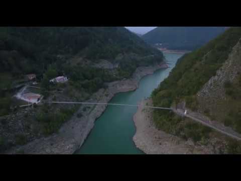 Lago di Vagli e il ponte tibetano ( Fabbriche di Carreggine ) visto dal drone - DJI MAVIC PRO
