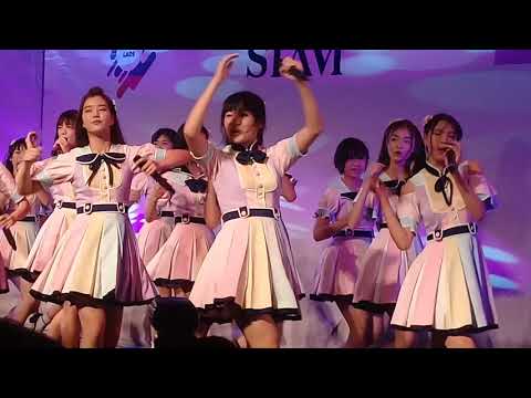 BNK48 - koisuru fortune cookie คุกกี้เสี่ยงทาย (080818 - สยามรวมใจ ไทยช่วยลาว - Siam Paragon)