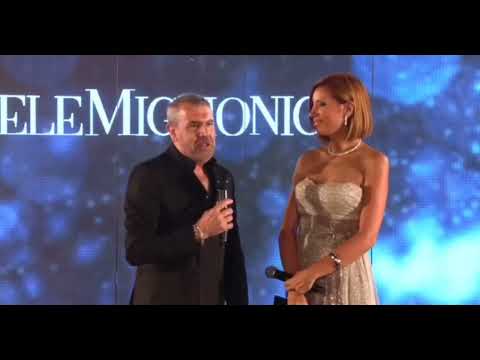 Michele Miglionico riceve il Golden Muse Award 2025 durante l'International Fashion Week