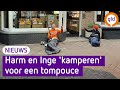 Harm en Inge Kamperen bij de bakker voor een tompouce | Omroep Gelderland