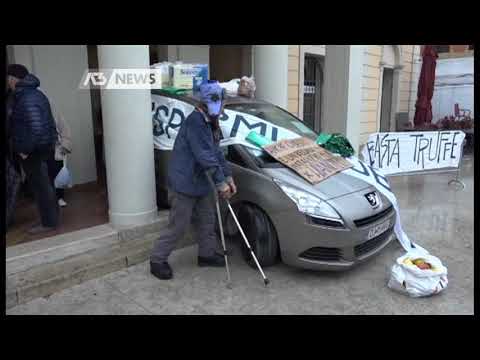 TO GET HIS MONEY BACK HE CAMPED OUT WITH HIS CAR AT THE BANK