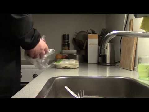 John er skuffet over, at hans gamle mor ikke vil bære flyttekasser for ham (MongoTV)