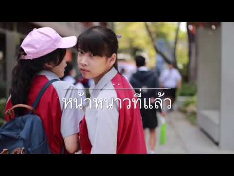 ตื่นเต้นมือผู้หญิงและริมฝีปาก ความอ่อนแอเป็นความพิการ