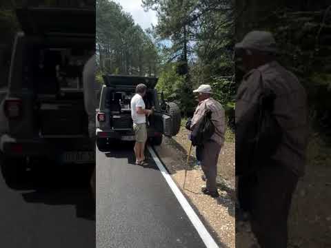 Manjati shqiptar i kafes i ofron kafe bariut ne ane te rruges prane Kolonjes.