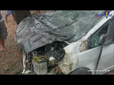 Honda Jazz Dikendarai Polisi Tabrak Rumah Warga