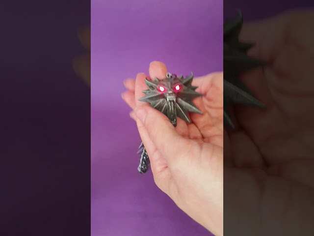 Vídeo relacionado con The Witcher 3 Wild Hunt Medallón de Lobo Emblema Billetera/Cartera Bi-Fold Porta-ID & Tarjetero, Marrón