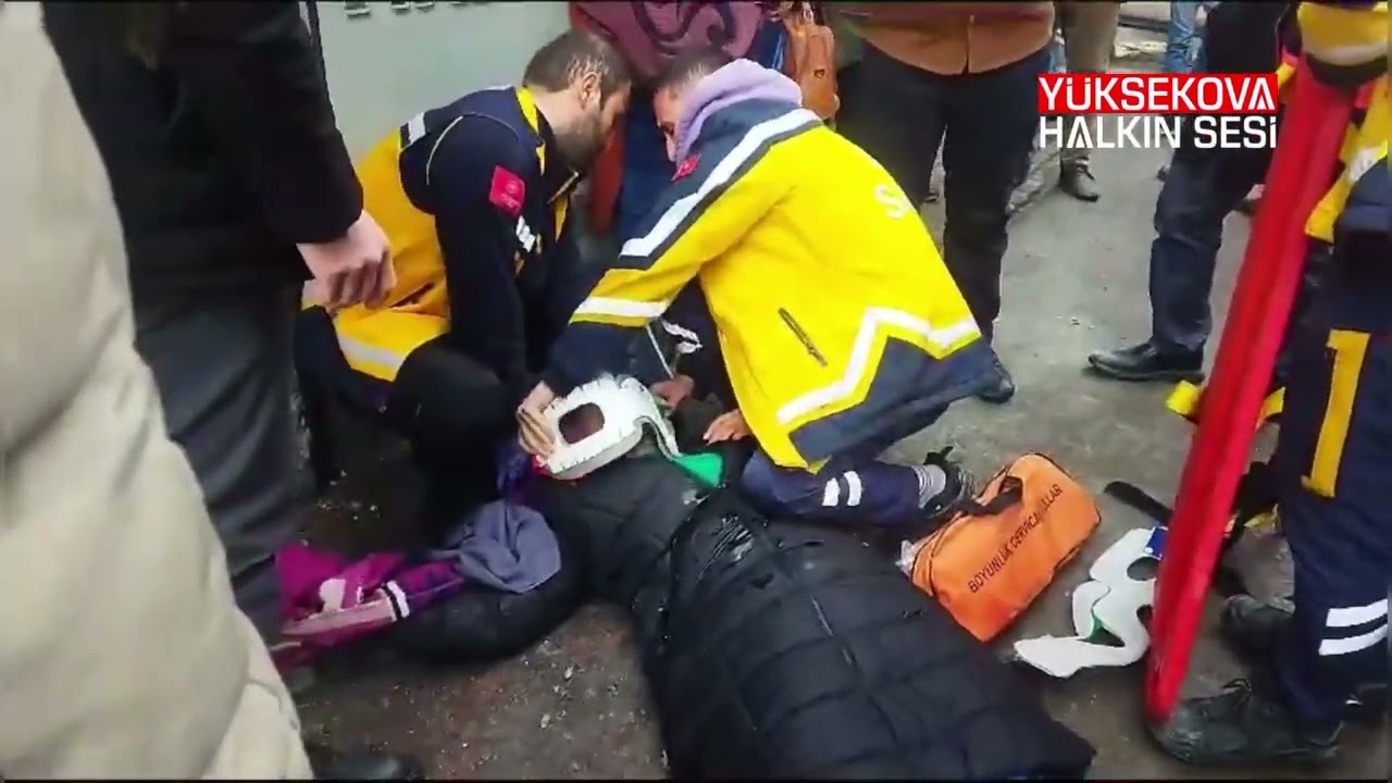 Kafasına buz sarkıtı isabet eden kadın yaralandı