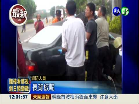酒駕失控撞路樹! 車頭全毀3慘死