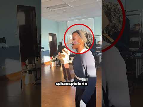 Das Tragen einer Pinocchio-Maske beim Lügen geht schief